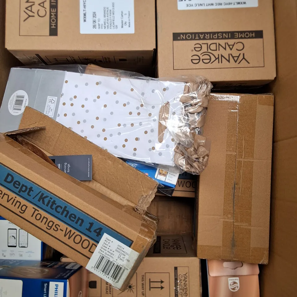 BOX OF APPROXIMATELY 22 ASSORTED ITEMS TO INCLUDE - BOTTLE BAG , PHILIPS 50W SMART LED , WOOD SERVING TONGS ETC