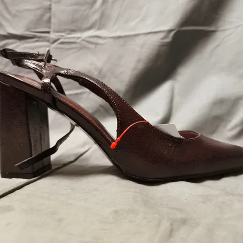 BOXED PAIR OF ASOS DESIGN POINTED TOE BLOCK HEELED SHOES IN BROWN SIZE 9