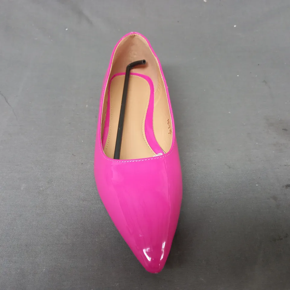 BOXED PAIR OF XY LONDON SLIP-ON SHOES IN PINK UK SIZE 7