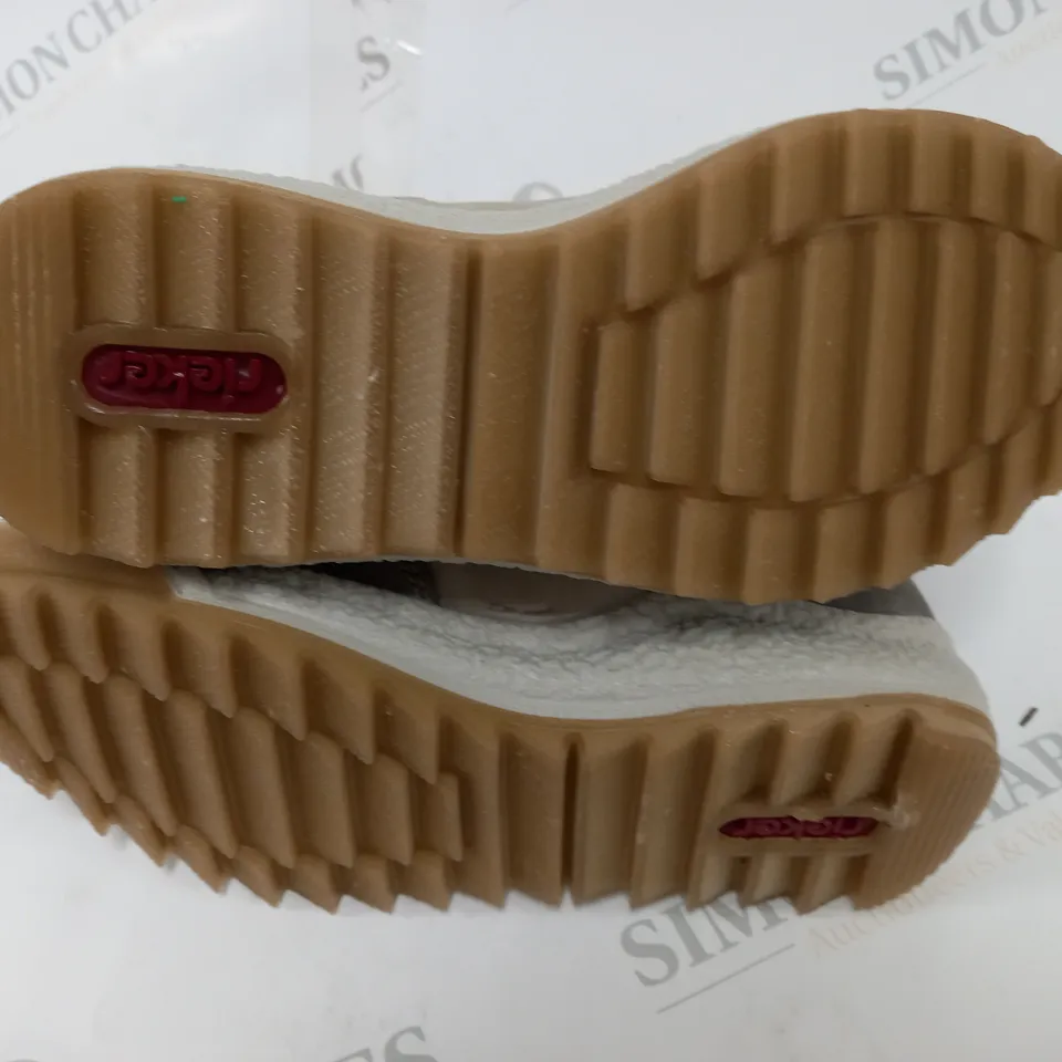 BOXED PAIR OF RIEKER ANTISTRESS WARM HIKING BOOTS SIZE 5 CREAM 