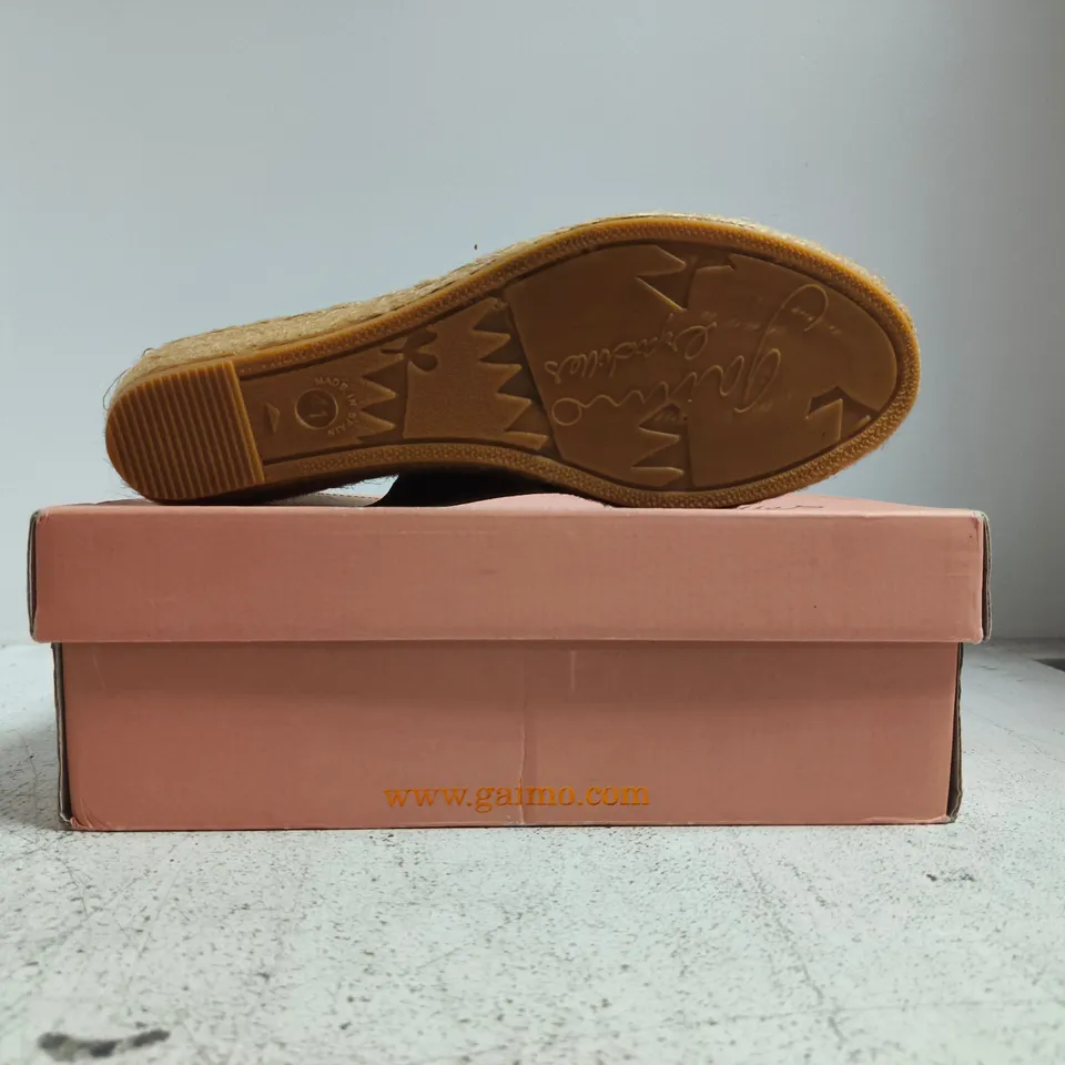 BOXED PAIR OF GAIMO PEEP TOE WEDGE SLINGBACK SANDALS IN TAUPE SIZE EU 41
