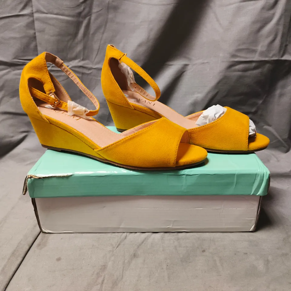BOXED PAIR OF AJVANI OPEN TOE WEDGE SANDALS IN MUSTARD SIZE UK 8
