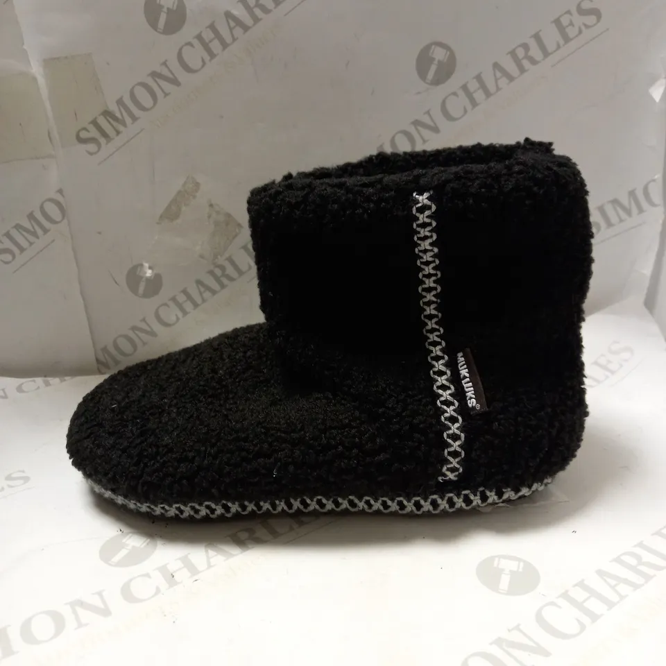 MUK LUKS FREJA BLACK SLIPPERS - SIZE 4