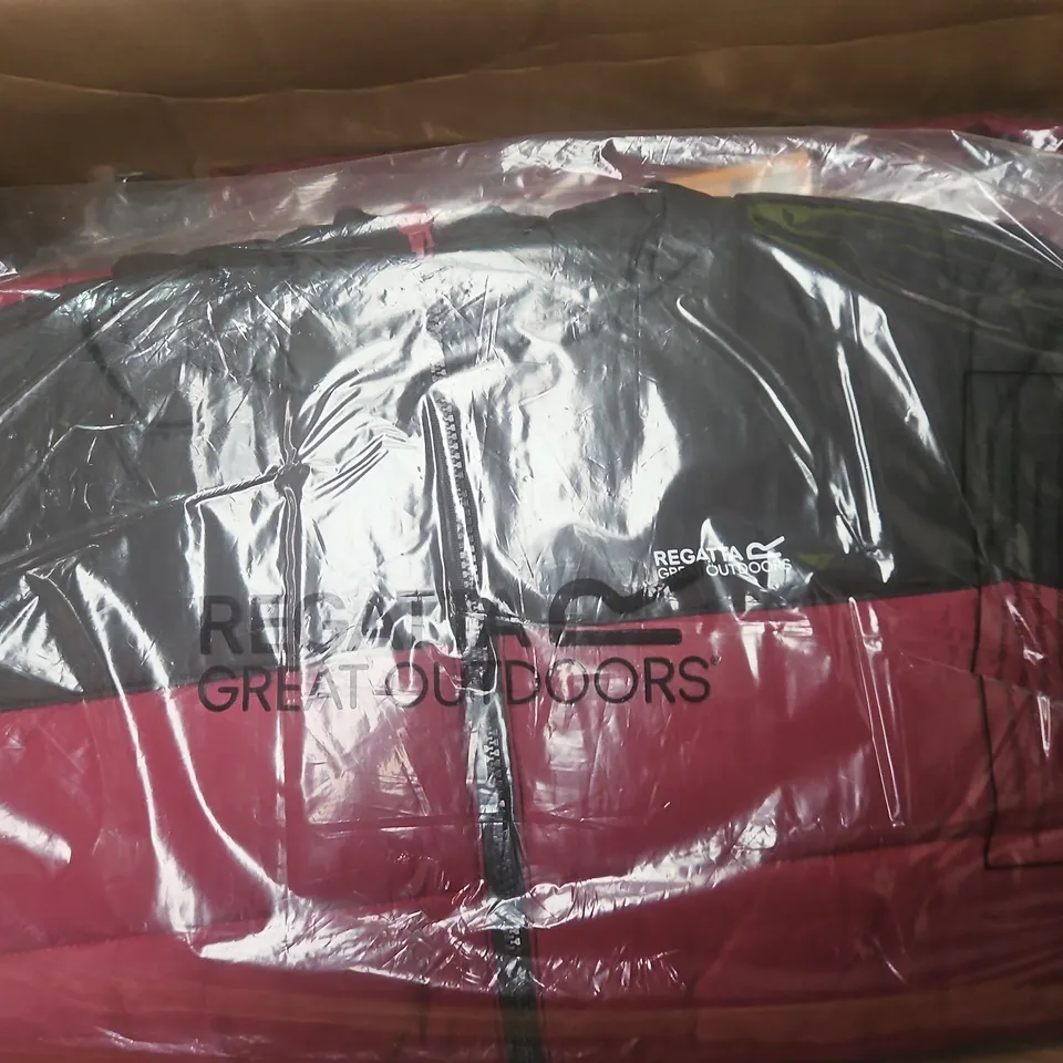 APPROXIMATELY 12 BRAND NEW REGATTA KIDS CLOTHING ITEMS IN VARIOUS SIZES, STYLES AND COLOURS TO INCLUDE MUDPLAY III, JUNIOR VALENTA, LOFTHOUSE, ETC