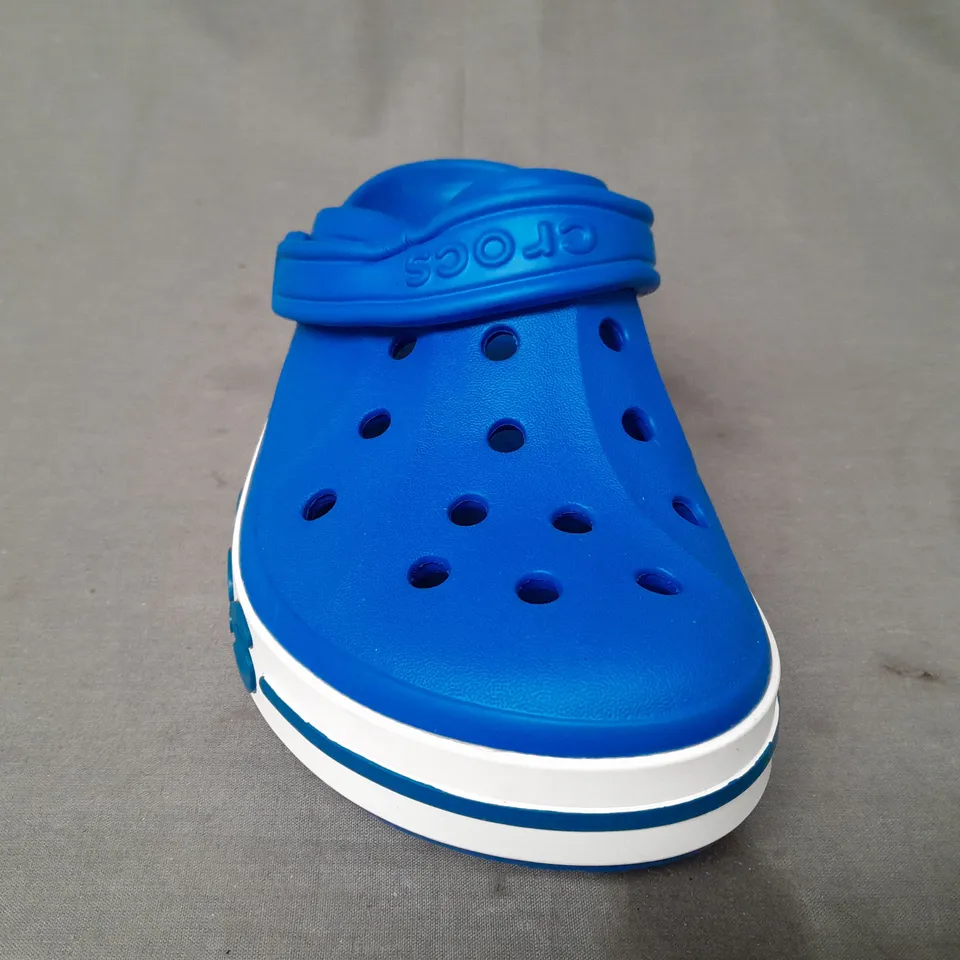 PAIR OF CROCS CLOGS IN BLUE SIZE M7/W9