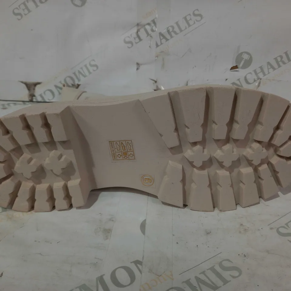 BOXED PAIR OF PRETTY LITTLE THING WIDE FIT SHOES IN CREAM SIZE 6