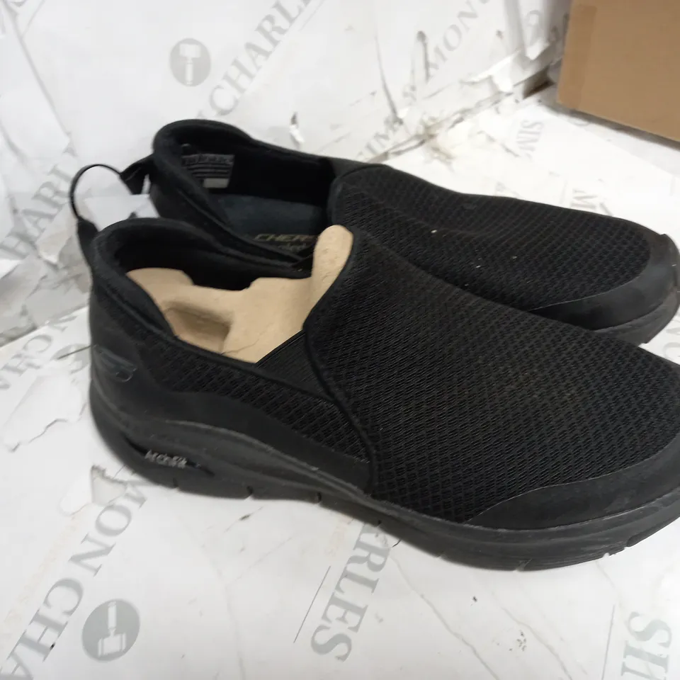 SIZE 9 MENS SKECHERS BANLIN SHOE BLACK