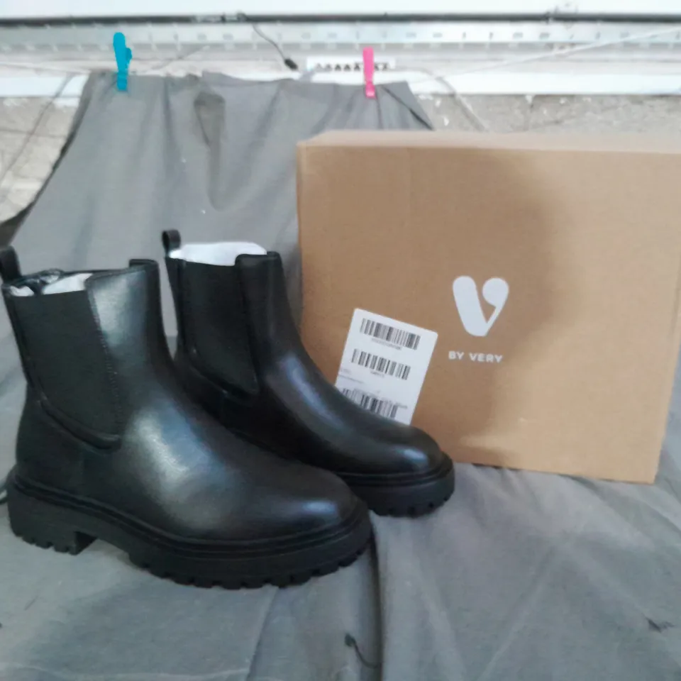 BOXED PAIR OF VERY CHELSEA BOOTS UK 7