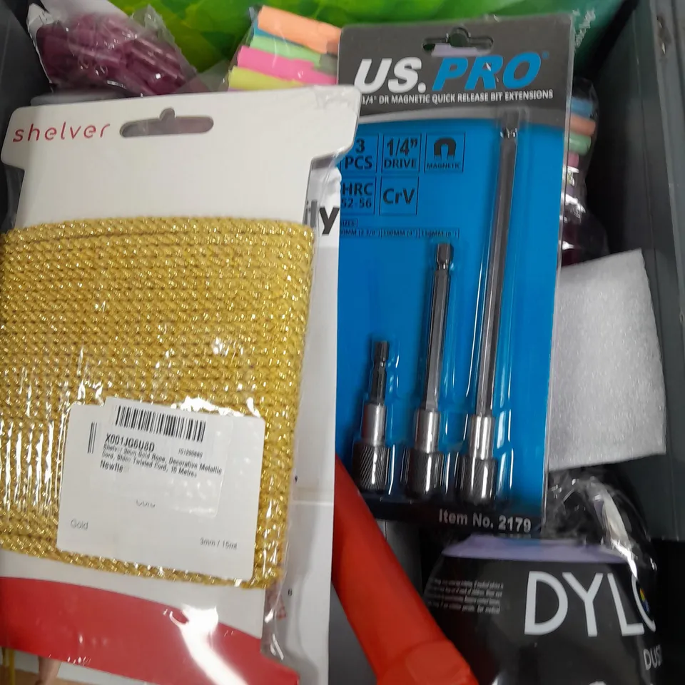 BOX OF APPROXIMATELY 15 ASSORTED ITEMS TO INCLUDE - LAUNDRY DETERGENT, PENS, GOLD ROPE ETC