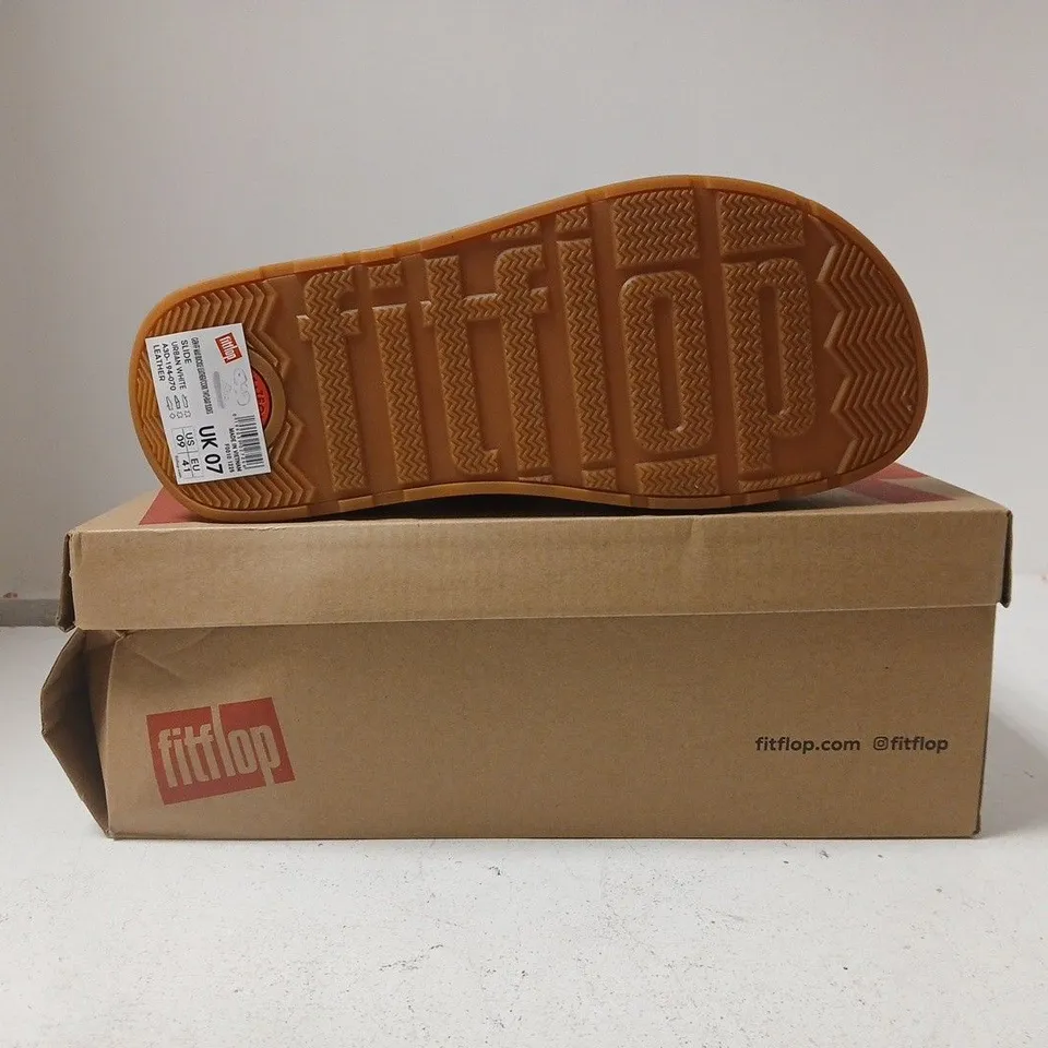 BOXED PAIR OF FITFLOP PLATFORM BUCKLE STRAP SANDALS IN WHITE SIZE UK 7