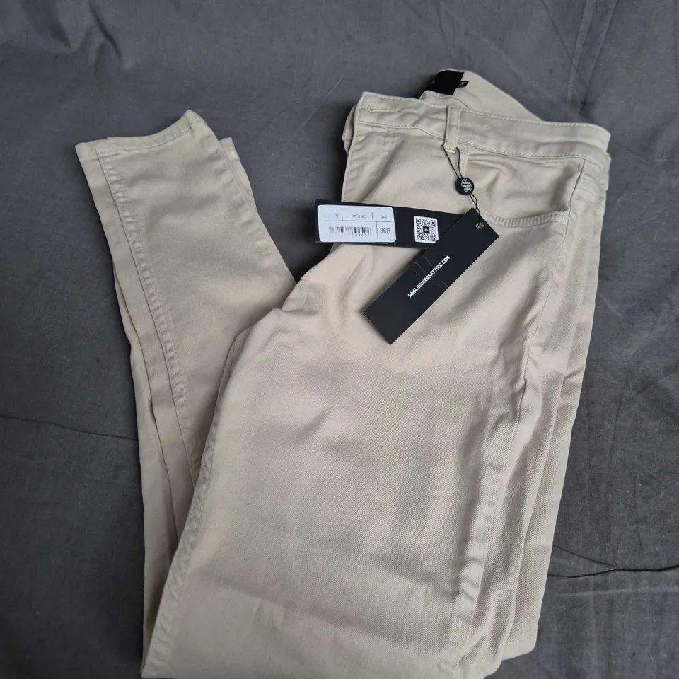 SINNERS ATTIRE NON-RIP JEANS – SAND, UK 36R