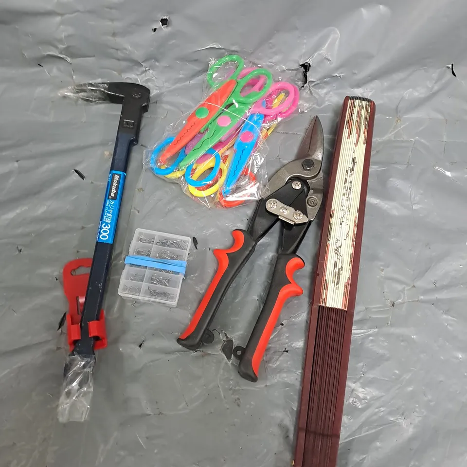 APPROXIMATELY 15 ASSORTED HOUSEHOLD ITEMS TO INCLUDE FAN, SCISSORS, TOOLS ETC 