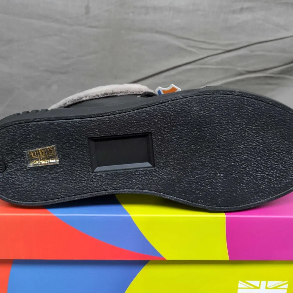 BOXED ADESSO BLACK LEATHER BOOT WITH GREY FUR TRIM – SIZE 40