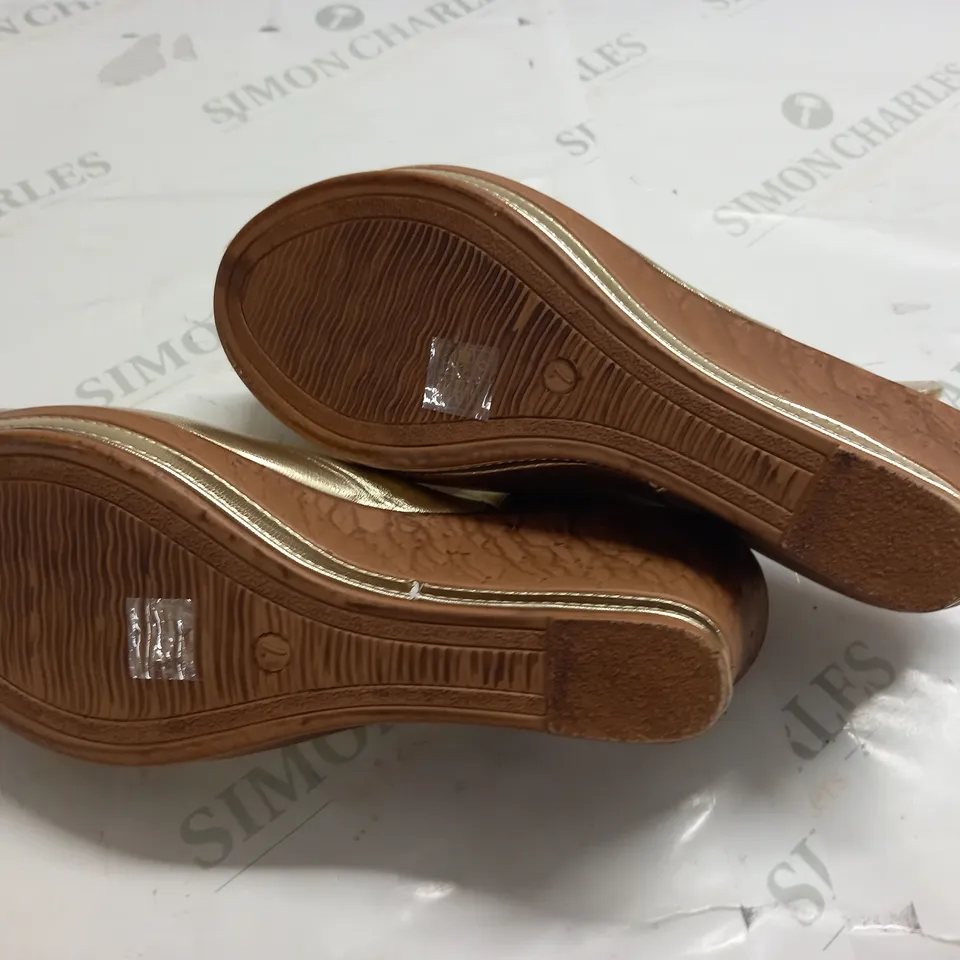 BOXED PAIR OF CUSHION WALK GOLD STRAPPY WEDGE HEELED SHOES - SIZE 7