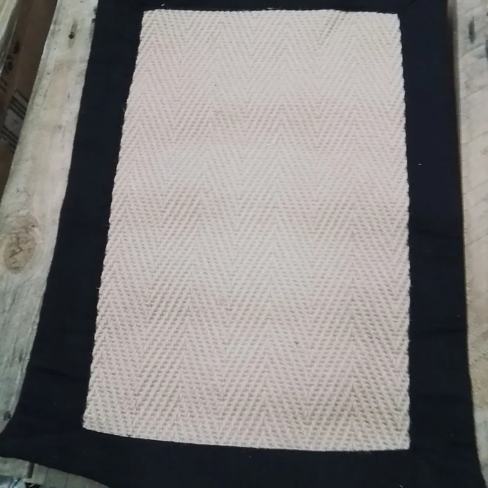 QUALITY DESIGNER AREA RUG - APPROXIMATELY 59X40CM