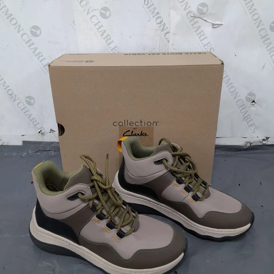 BOXED PAIR OF CLANKS JAUNT LO BOOTS DARK OLIVE COMBINATION UK 6