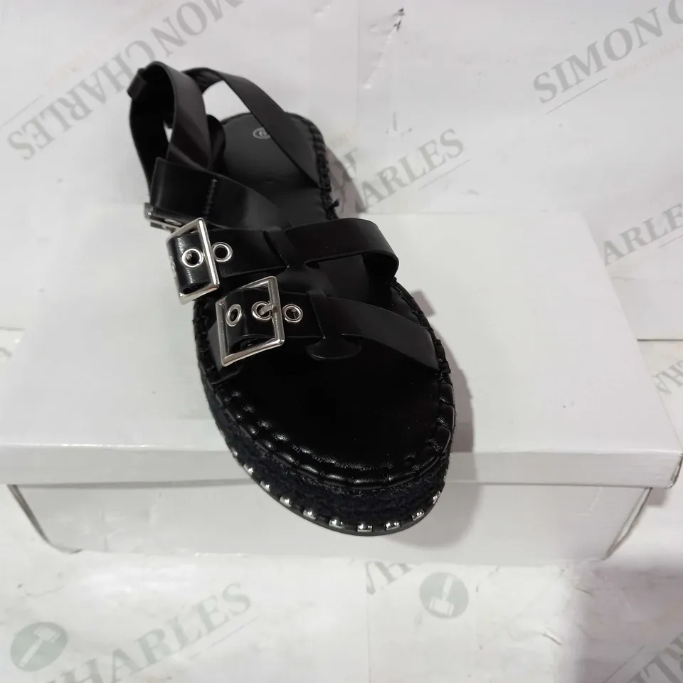 BOXED PAIR OF DESIGNER CHUNKY SANDALS IN BLACK UK SIZE 6