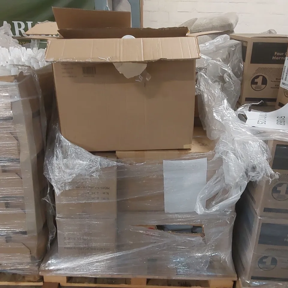 PALLET CONTAINING A VERY LARGE QUANTITY OF BRAND NEW 750ML SPRAY BOTTLES - NO TOPS