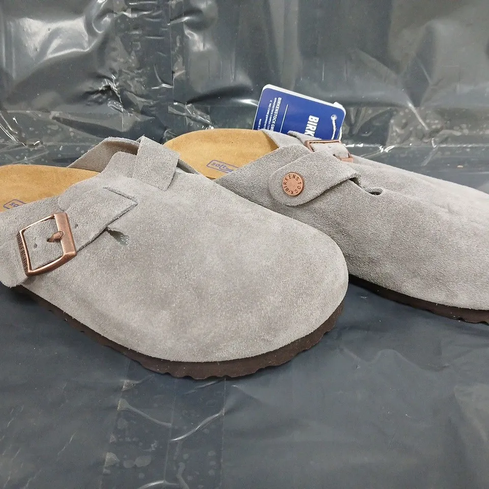 PAIR OF BIRKENSTOCK SHOES IN GREY SIZE EU 37