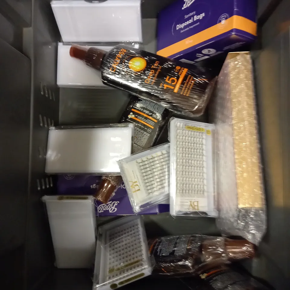 BOX OF APPROXIMATELY 20 ASSORTED HEALTH & BEAUTY PRODUCTS TO INCLUDE LOREAL BOND REPAIR SHAMPOO, GLOSSIER CLOUD PAINT, CALYPSO DEEP TAN ETC 