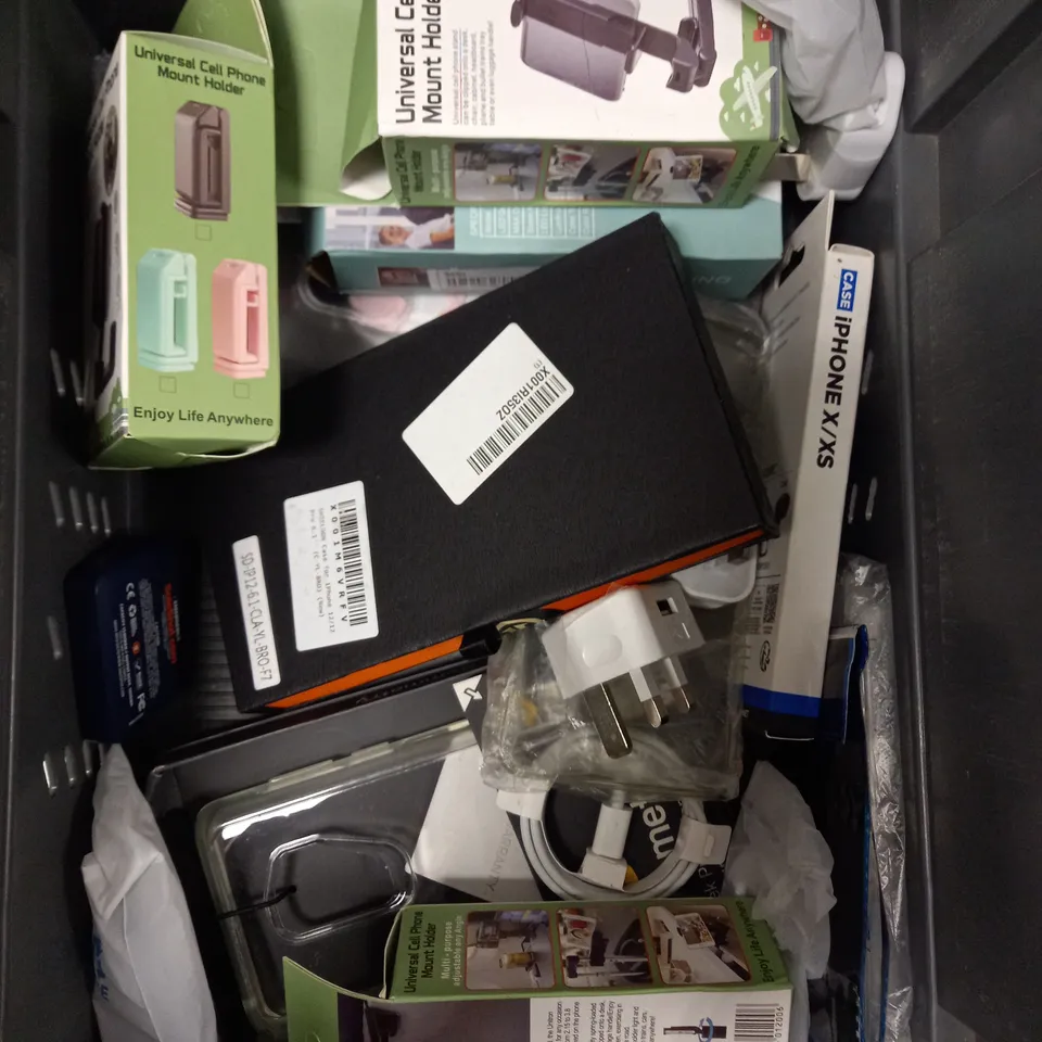 APPROXIMATELY 20 ASSORTED SMARTPHONE/TABLET ACCESSORIES TO INCLUDE PROTECTIVE CASES, CHARGING CABLES, SCREEN PROTECTORS ETC 
