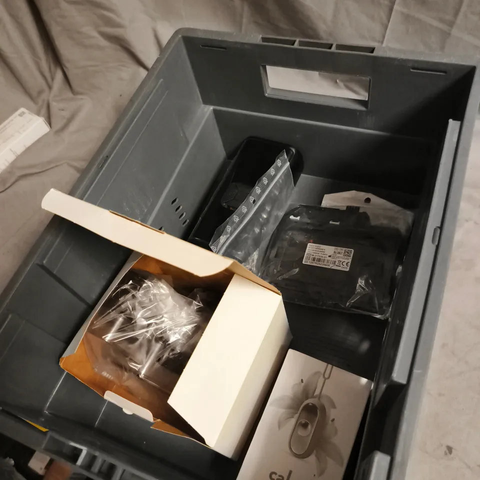 BOX OF APPROXIMATELY 6 ELECTRICAL ITEMS INCLUDING MULTI FUNCTION CAMPING LIGHT AMD POWER FACTOR SAVER