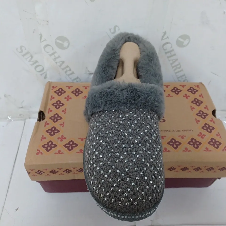 BOXED PAIR OF SKECHERS COZY SLIPPERS IN CHARCOAL SIZE 6.5