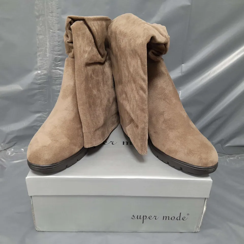 BOXED PAIR OF SUPER MODE KNEE-HIGH BOOTS IN KHAKI EU SIZE 40