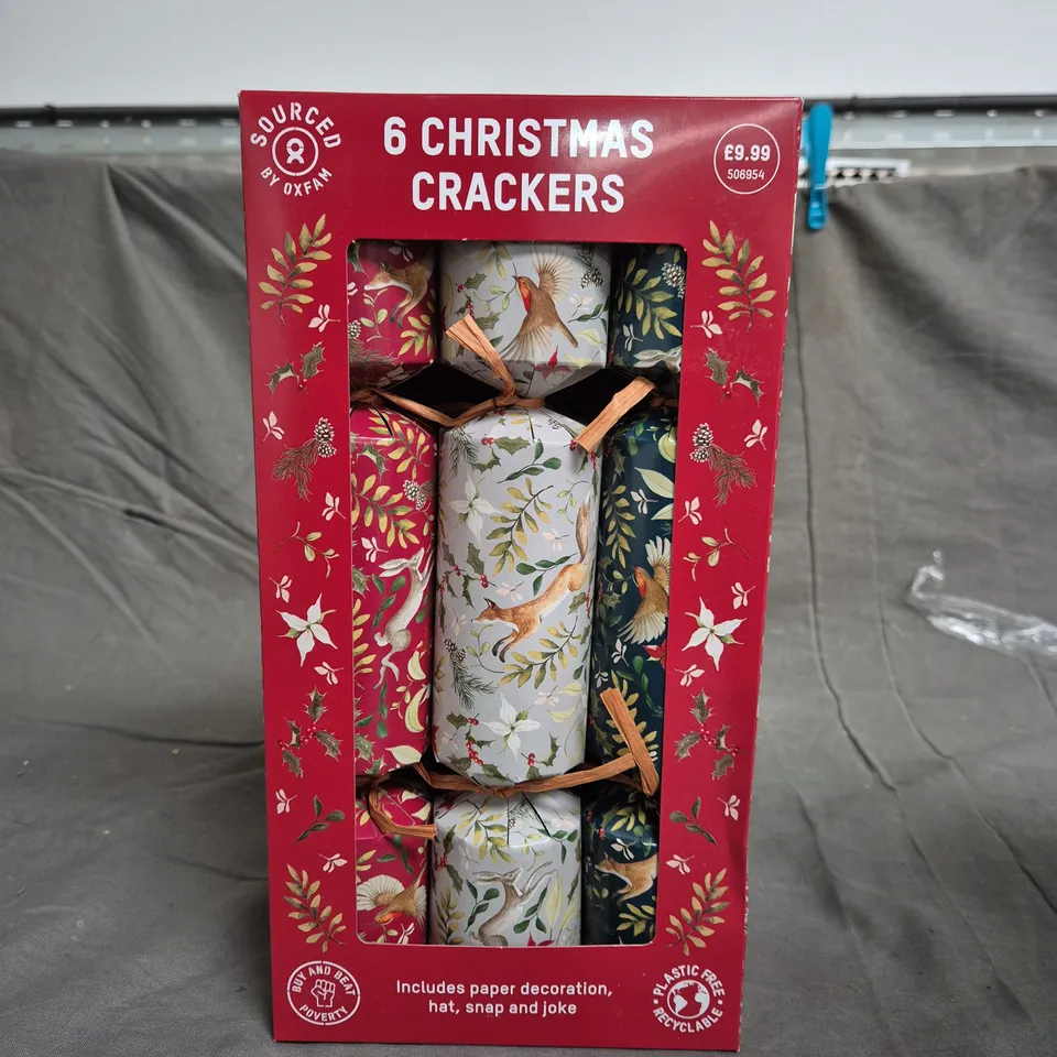 BOX OF CHRISTMAS CRACKERS - 6 TRAYS