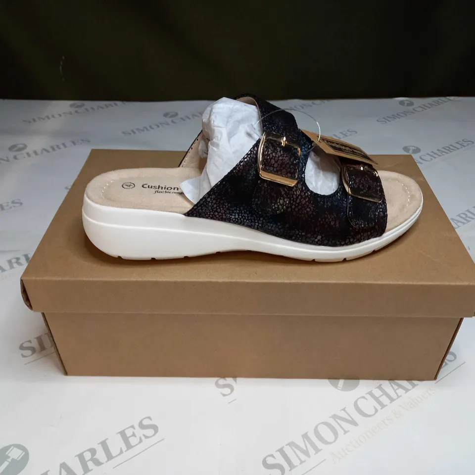 BOXED PAIR OF CUSHION WALK BLACK STRAPPED SANDALS - SIZE 4
