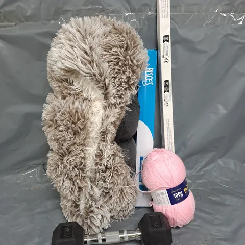 APPROXIMATELY 15 ASSORTED HOUSEHOLD ITEMS TO INCLUDE DOG BED, 500MM LED LONG SENSE LIGHT, 2.5KG DUMBBELL, ETC - COLLECTION ONLY