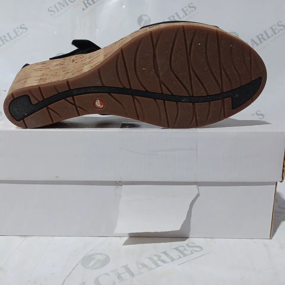 BOXED PAIR OF CLARKS UN PLAZA STRAP WIDE FIT NUBUCK WEDGE SANDALS IN BLACK - UK SIZE 6