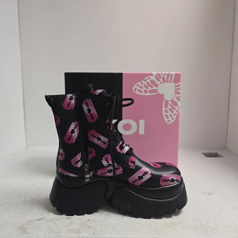 KOI EDGE OF UTOPIA MONSTER BOOTS – BLACK/PINK, UK6 (EU39)