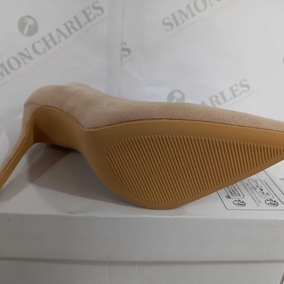 BOXED PAIR OF DESIGNER SUEDE POINTED TOE STILETTO HEEL SHOES IN BEIGE - EU 40