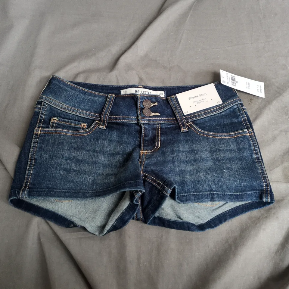 HOLLISTER ULTRA LOW-RISE SHORTIE DENIM SHORTS – UK 6 (W23)