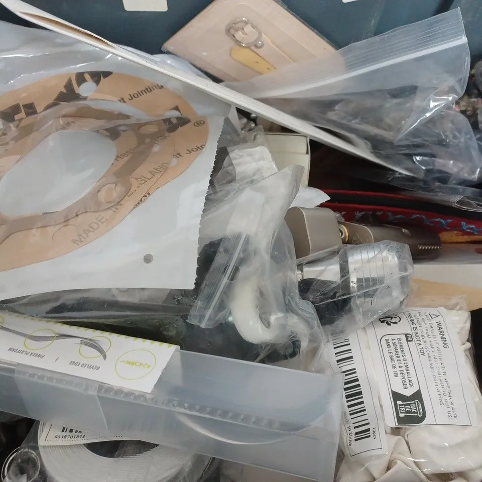 BOX OF APPROXIMATELY 15 ASSORTED ITEMS TO INCLUDE - ALERT ALARM - 4 WAY UNIVERSAL CHUCK KEY - SET OF 2 MUGS ETC 
