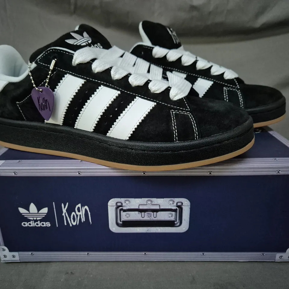 BOXED PAIR OF ADIDAS CAMPUS 00S KORN EDITION SHOES IN BLACK/WHITE UK SIZE 9