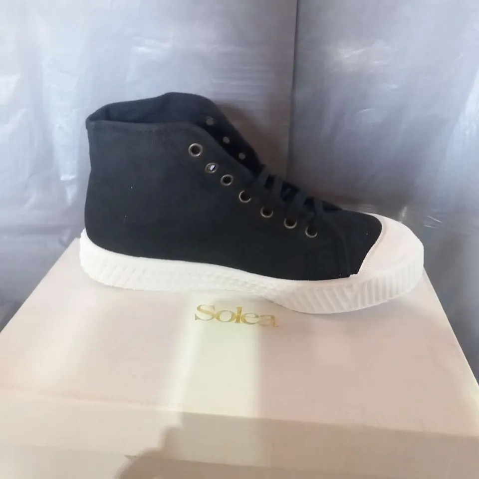 BOXED SOLEA BUMPY BLACK CANVAS SNEAKERS SIZE 4