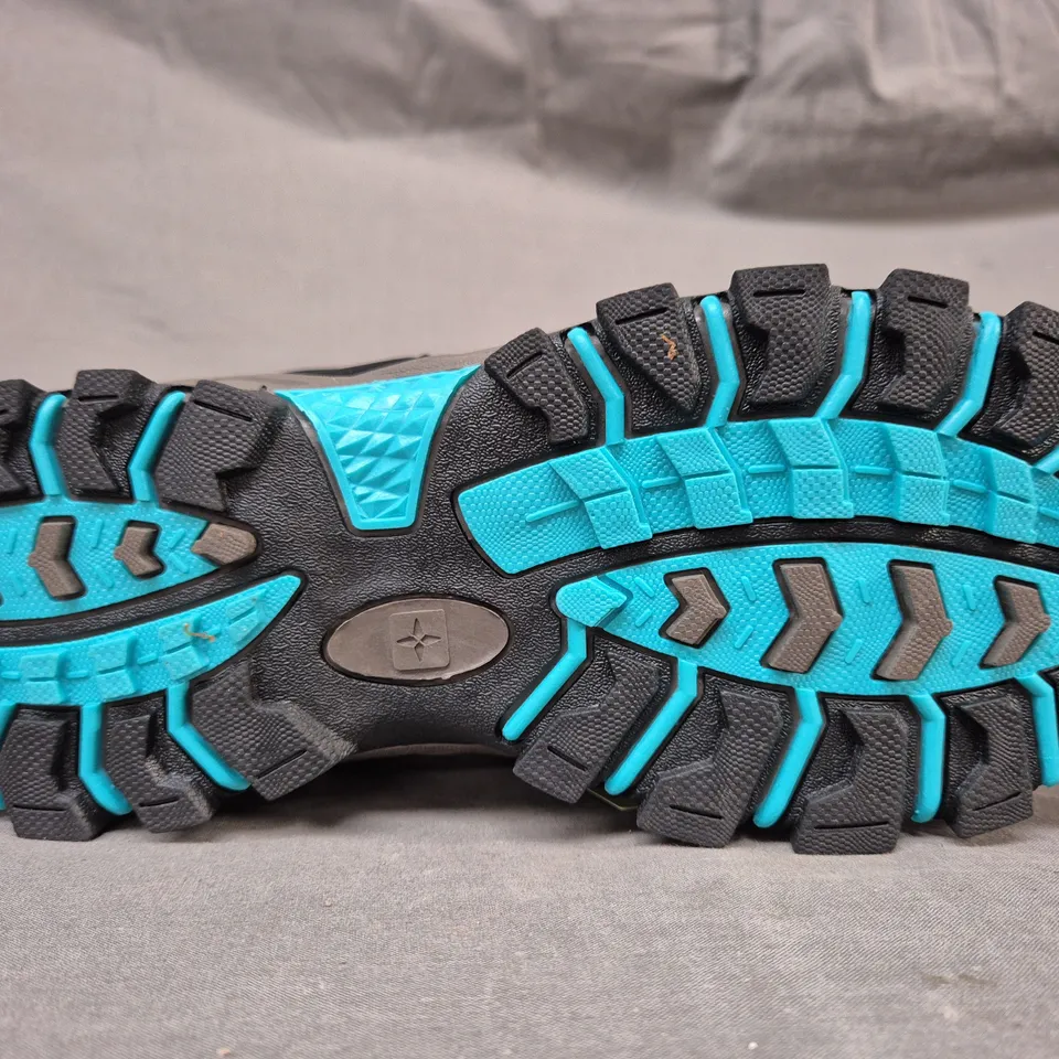 PAIR OF MOUNTAIN WAREHOUSE SHOES IN BLACK/CYAN UK SIZE 7