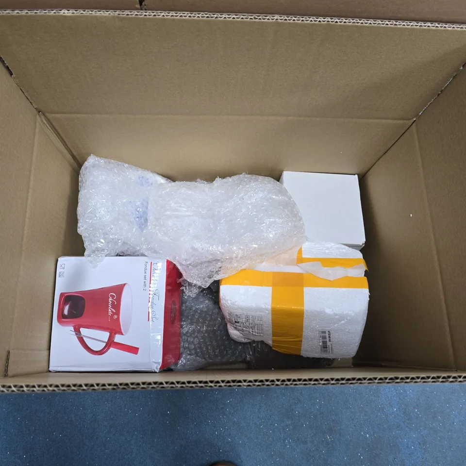 LOT OF APPROXIMATELY 20 ASSORTED POTTERY ITEMS TO INCLUDE FOOTBALL MUG, TEAPOT AND A GONK TEA LIGHT HOLDER