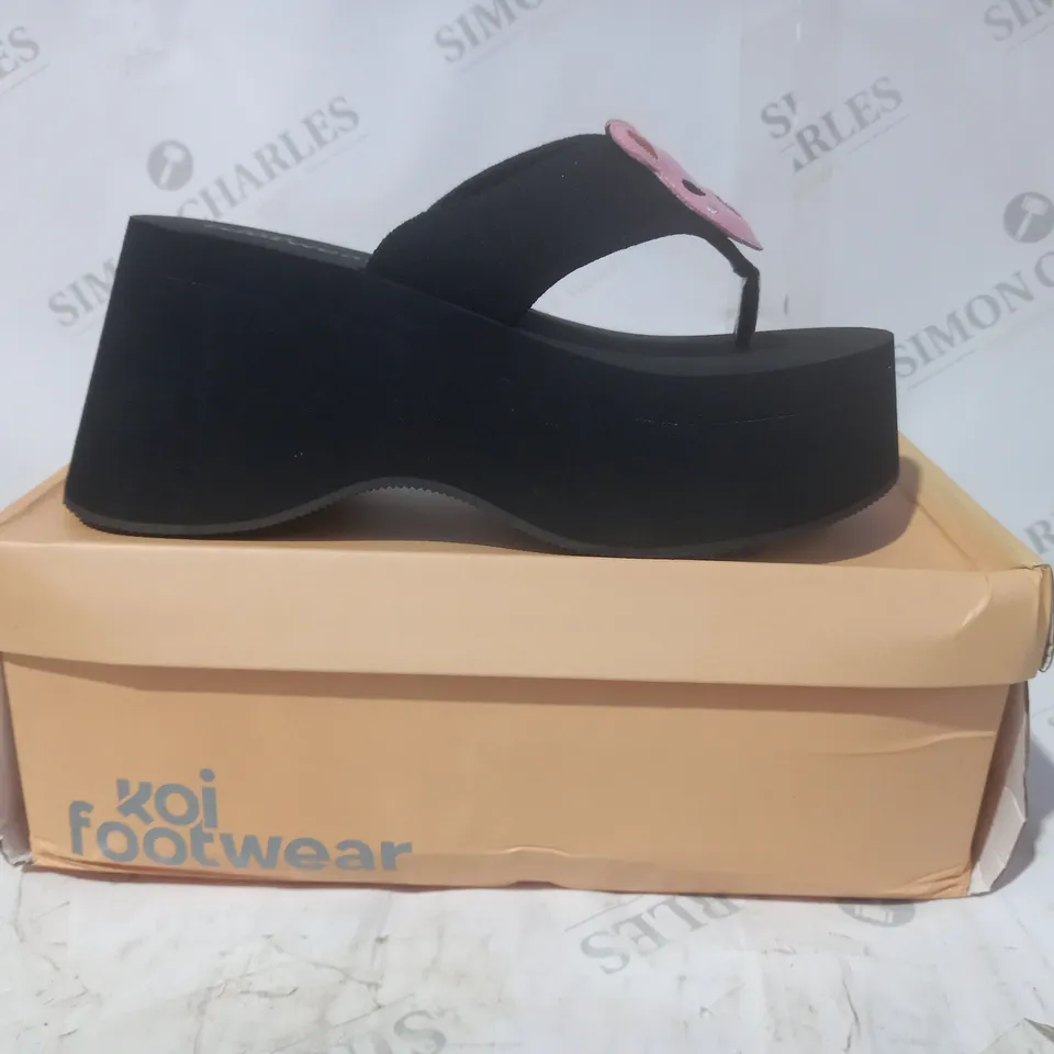 BRAND NEW BOXED PAIR OF KOI VEGAN LEATHER NO CUDDLES BEAR FLATFORM THONG SANDALS IN BLACK UK SIZE 5