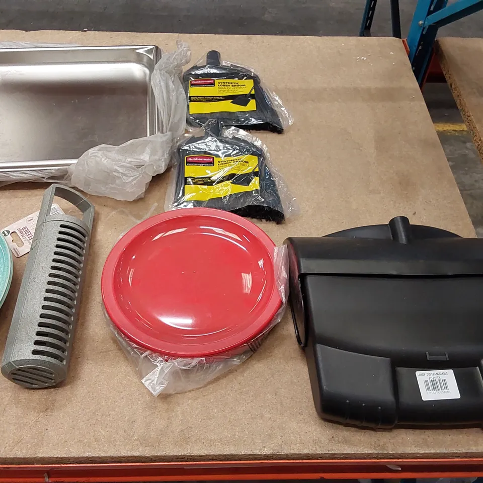 BOX OF ASSORTED DINNERWARE AND CATERING SUPPLIES INCLUDING; CHURCHILL STONECAST PLATES, STEELITE PLATES, LUMINARC JUGS, BAKING TRAYS, GENWARE SERVING DISHES ECT. (1 BOX)