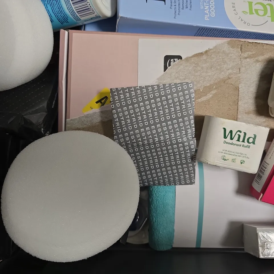 APPROXIMATELY 15 ASSORTED COSMETIC PRODUCTS TO INCLUDE COLGATE, L'ORÉAL, ETC