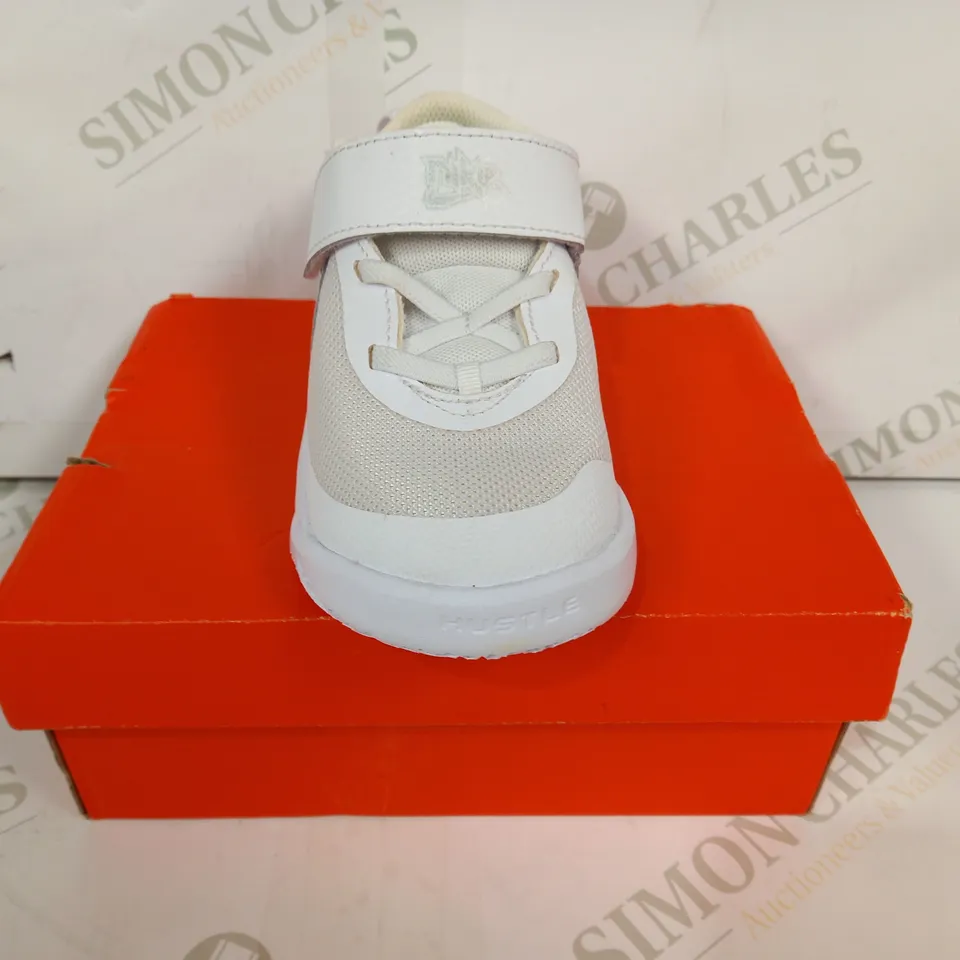 BOXED PAIR OF NIKE TEAM HUSTLE D10 KIDS SHOES IN WHITE/SILVER UK SIZE 9.5