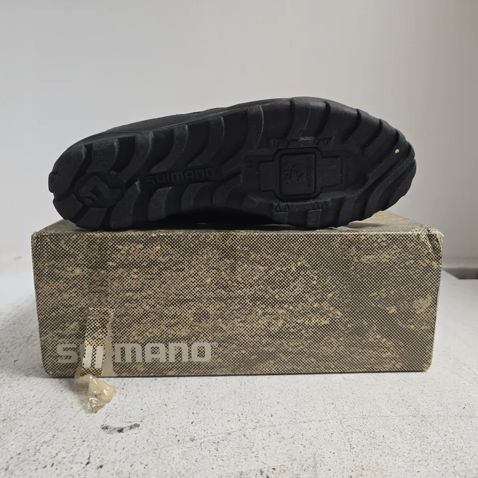 BOXED PAIR OF SHIMANO OFF ROAD SHOES IN BEIGE SIZE EU 43