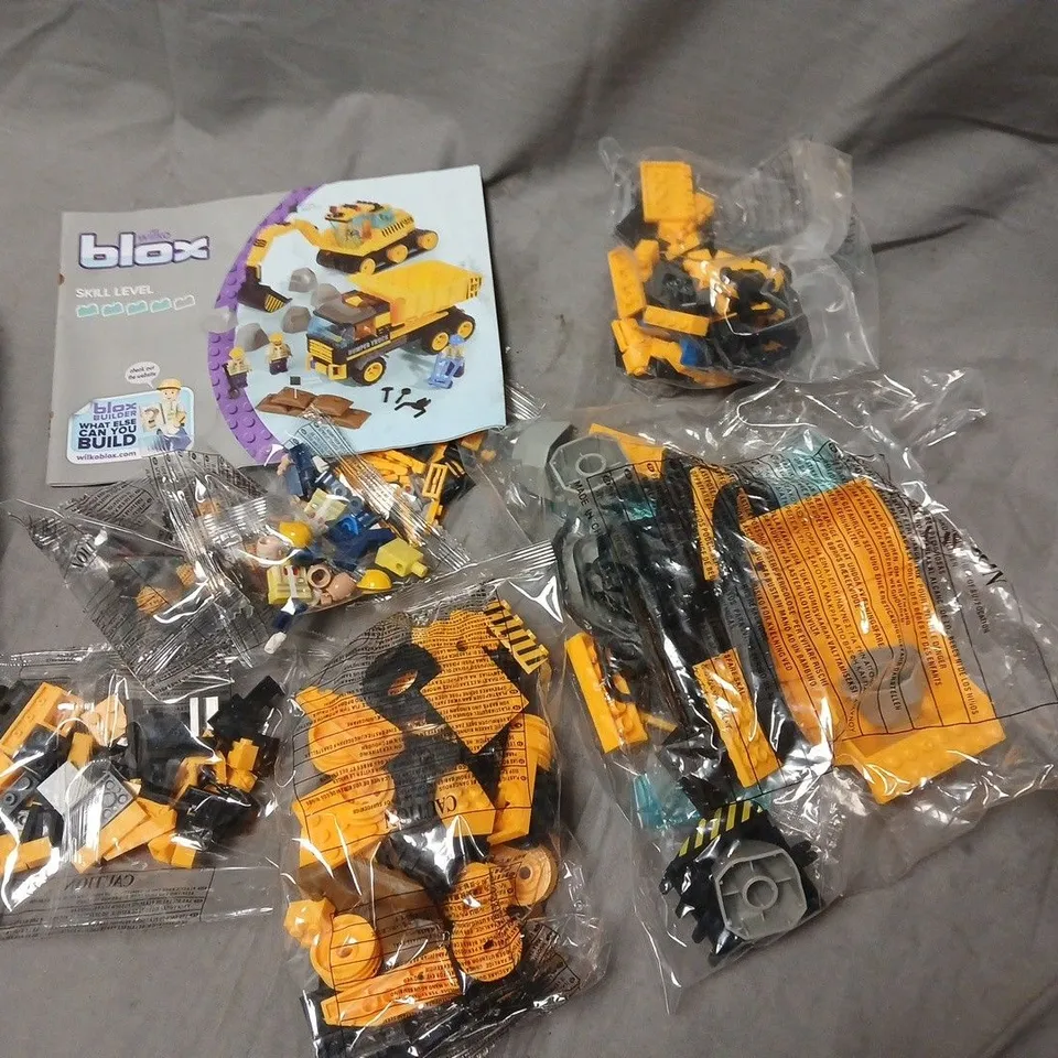 WILKO BLOX CONSTRUCTION SITE DIGGER & DUMPER TRUCK SET WITH BUILDER FIGURES (BOXED)