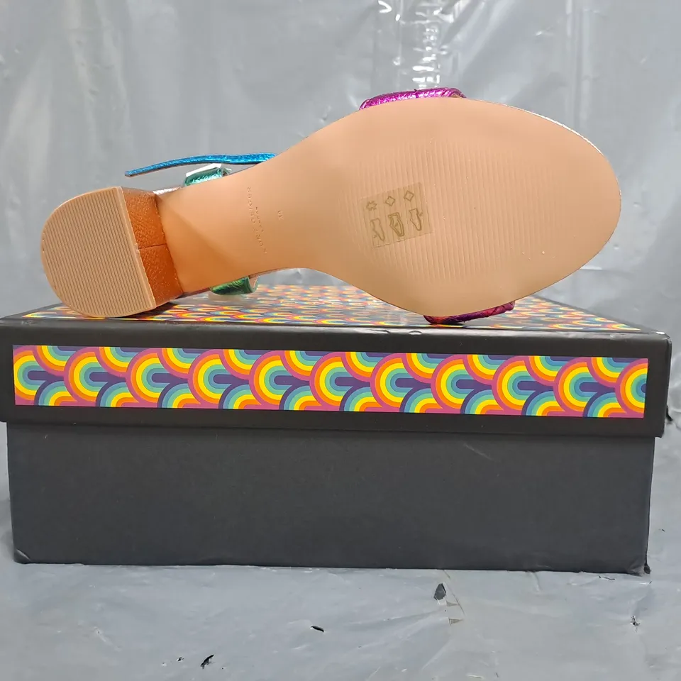BOXED PAIR OF KURT GEIGER OPEN TOE BLOCK HEEL SANDALS IN MULTICOLOUR SIZE EU 39