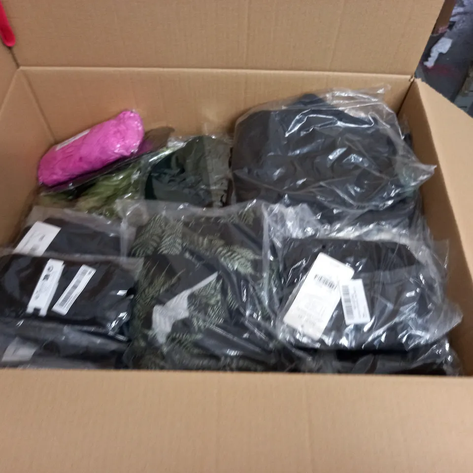 LARGE QUANTITY OF ASSORTED BAGGED CLOTHING ITEMS TO INCLUDE JACK & JONES AND NEW LOOK