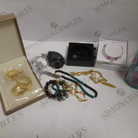BOX OF APPROXIMATELY 20 ASSORTED LOOSE & BOXED JEWELLERY ITEMS TO INCLUDE PENDANT NECKLACE, HOOP EARRINGS, WATCHES ETC 