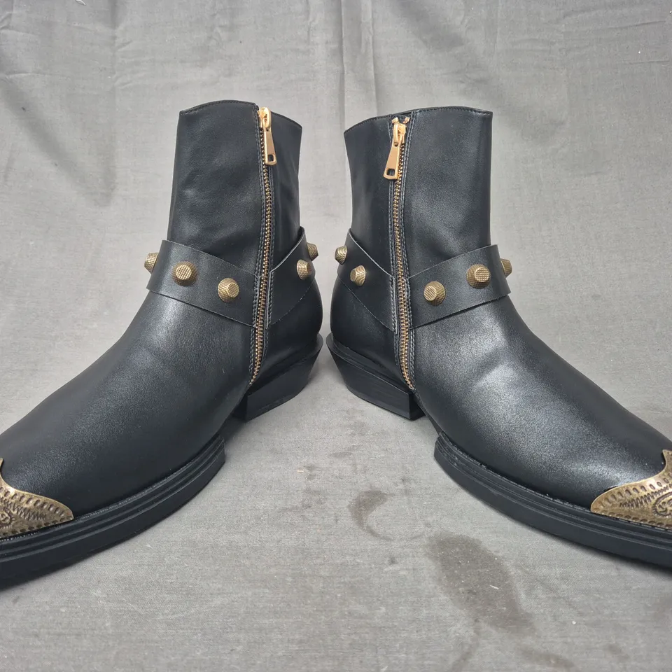 BOXED PAIR OF KOI SOULRENDER MEN'S HARDWARE COWBOY BOOTS IN BLACK/ANTIQUE BRONZE UK SIZE 9
